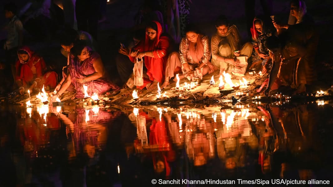 Diwali, one of Hinduism's most important festivals, became the 16th Indian tradition added to UNESCO's cultural heritage list. Yoga, the Hindu pilgrimage Kumbh Mela and Durga Puja Festival of Kolkata are also on the list. https://p.dw.com/p/552wP