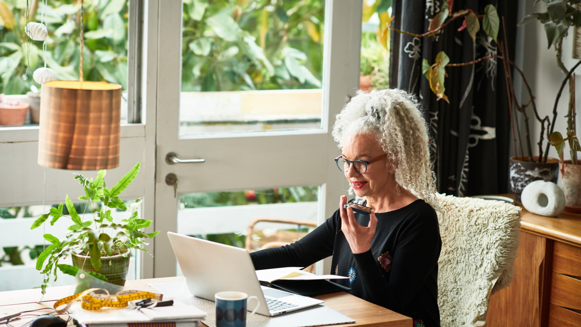 Remote and hybrid jobs are attracting 7 times more applicants than in