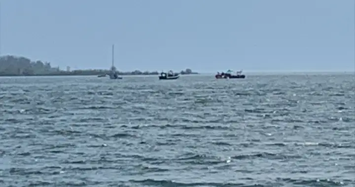 Underwater divers take over search for missing boater in Toronto