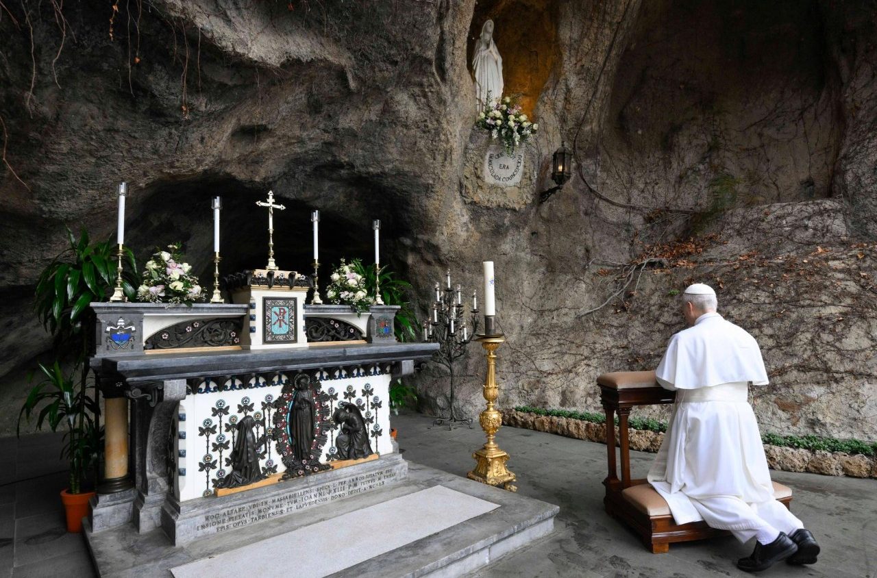 Pope to lead worldwide Rosary for peace in Vatican Gardens