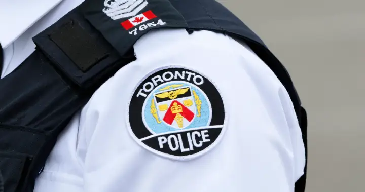 Man dead after shooting unfolds in Toronto apartment building