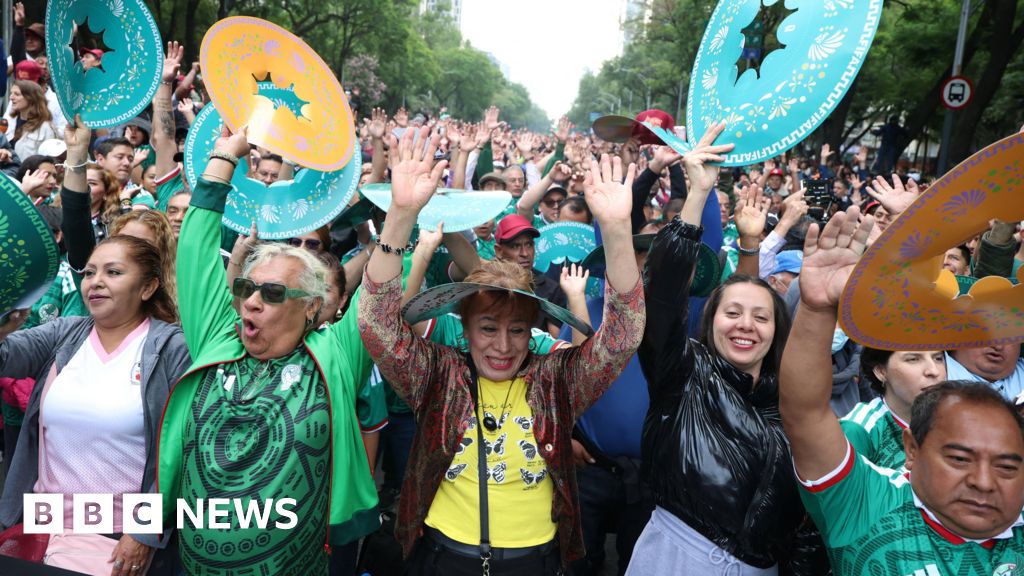 Mexicans chase a world record wave