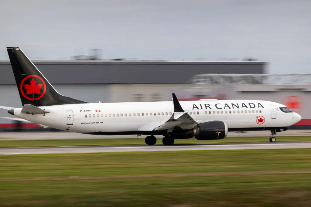 Former Air Canada pilot fined for flying without the proper licence