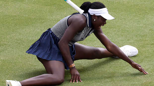 Canadian Victoria Mboko exits Queen's Club singles match in 2nd set after fall
