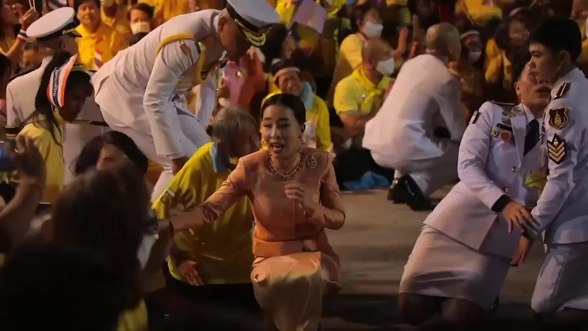 Mourners gather outside Bangkok hospital where Princess Bajrakitiyabha died