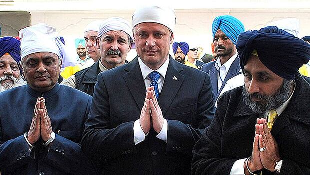 Harper packing for a lot of politics on India trip