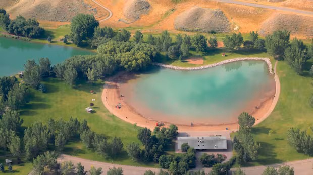 Child's death in Medicine Hat prompts citywide pool shutdowns