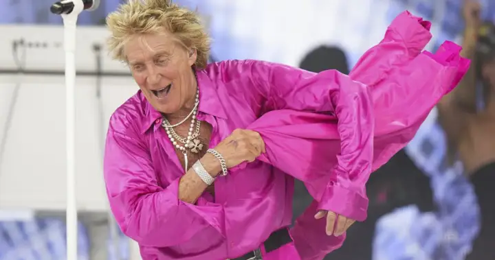 Rod Stewart uses oxygen tank on stage, says he nearly fainted