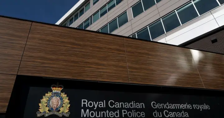 2 RCMP officers in hospital after shooting, standoff at Saskatchewan home