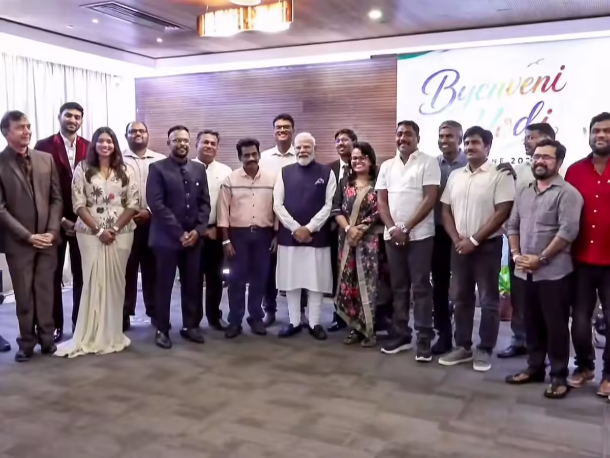 PM Modi meets members of Indian diaspora in Seychelles