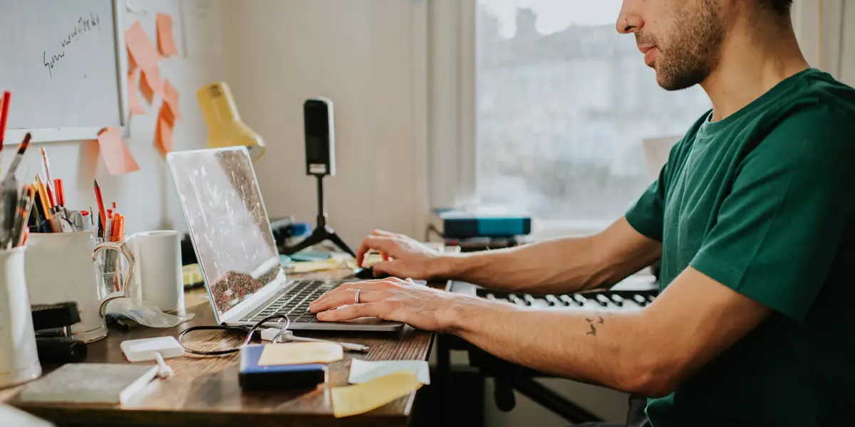 A millennial made $280K working 3 remote jobs