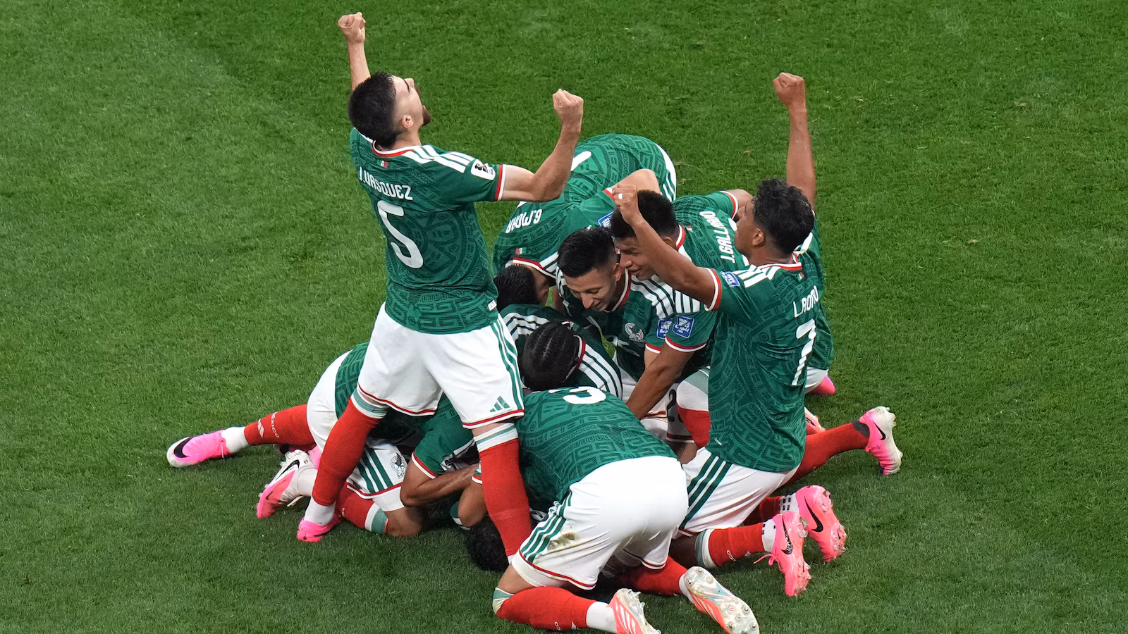 Mexico-Ecuador World Cup match starts 1 hour late after a storm in Mexico City