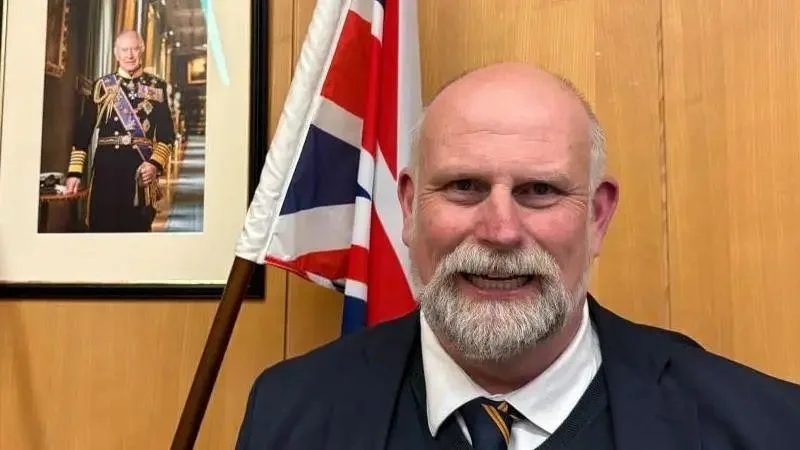 Mayor vows to stay on despite no confidence vote