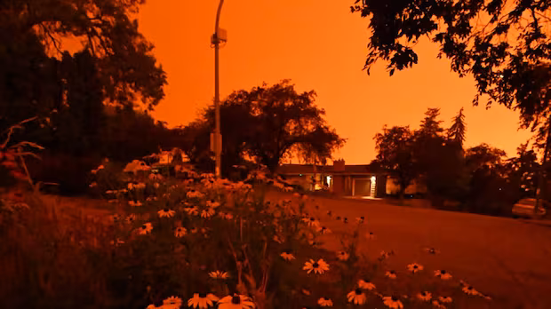 B.C. Interior skies glow orange as wildfire smoke from Fraser Canyon settles in
