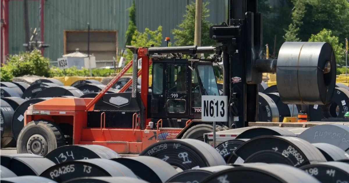Nearly half Canadian manufacturers shift production to U.S.