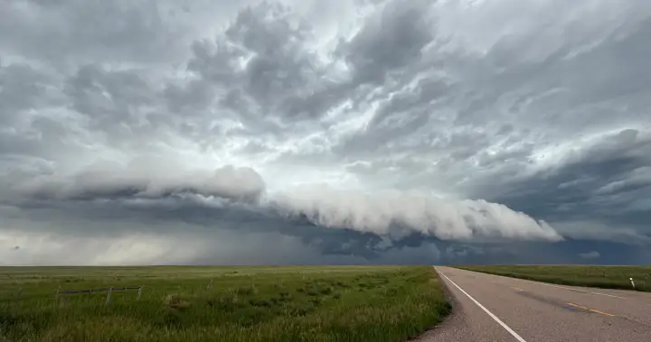 Environment Canada issues tornado warning for parts of Manitoba