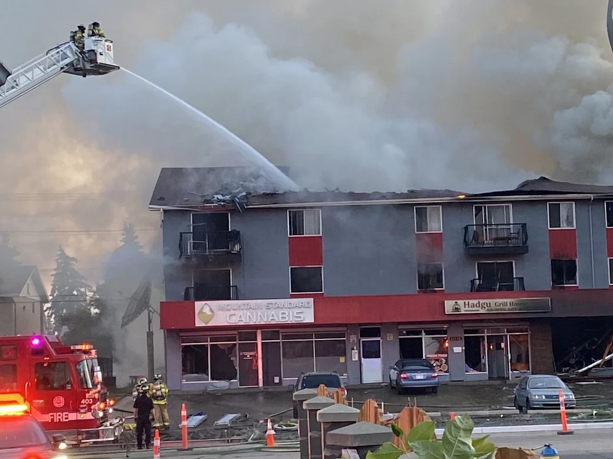 One dead, multiple injured in north Edmonton apartment fire