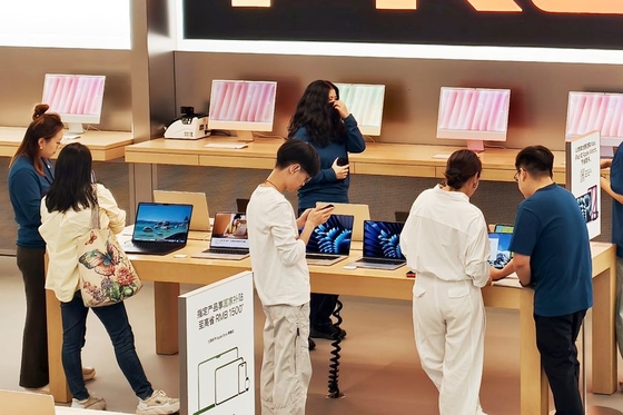 China Clears Mobile Based AI Models, Opening Path for Apple Intelligence in China
