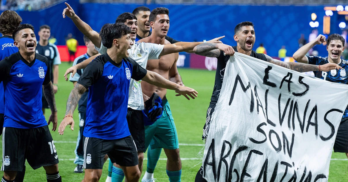 U.K. urges FIFA to investigate Argentina after players brandish Falklands banner at World Cup