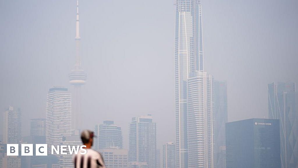 Hundreds of Canada wildfires prompt US air quality alerts as smoke spreads south