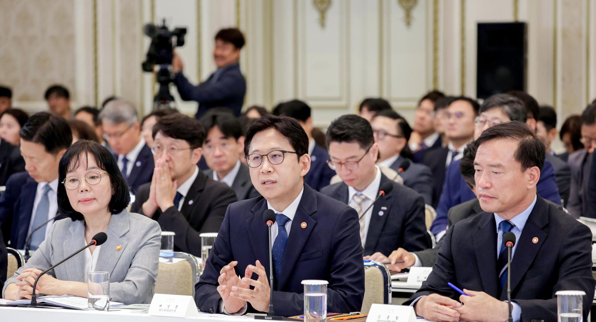 'AI for everyone' gov't initiative faces feasibility questions