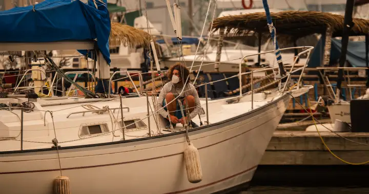 ‘Temporary improvement’ possible but wildfire smoke persists in Toronto