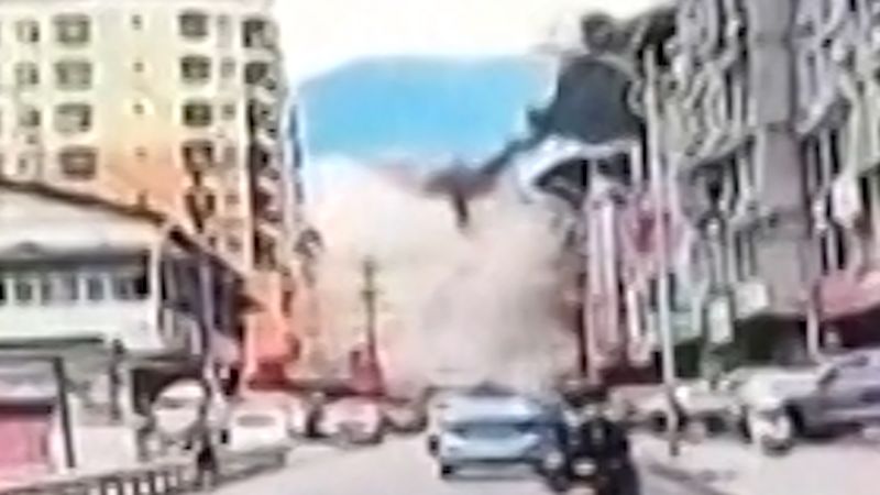Dashcam captures moment of deadly landslide in China