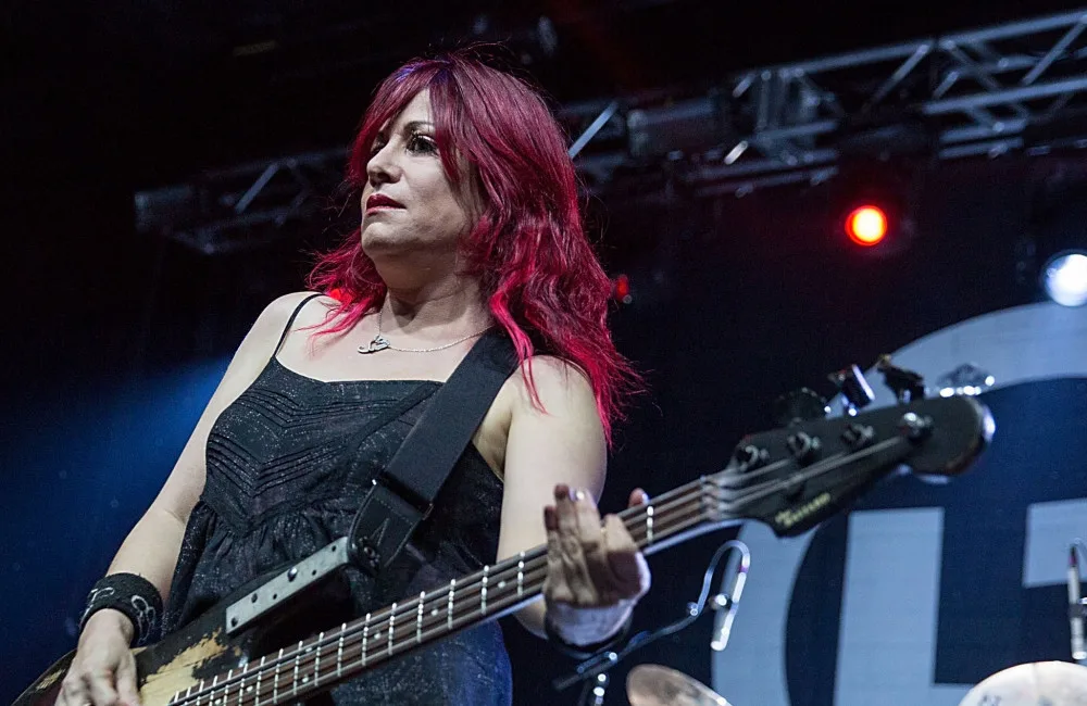L7's Jennifer Finch dies