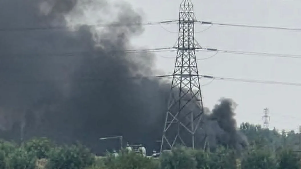 Thick smoke billows from large barn fire