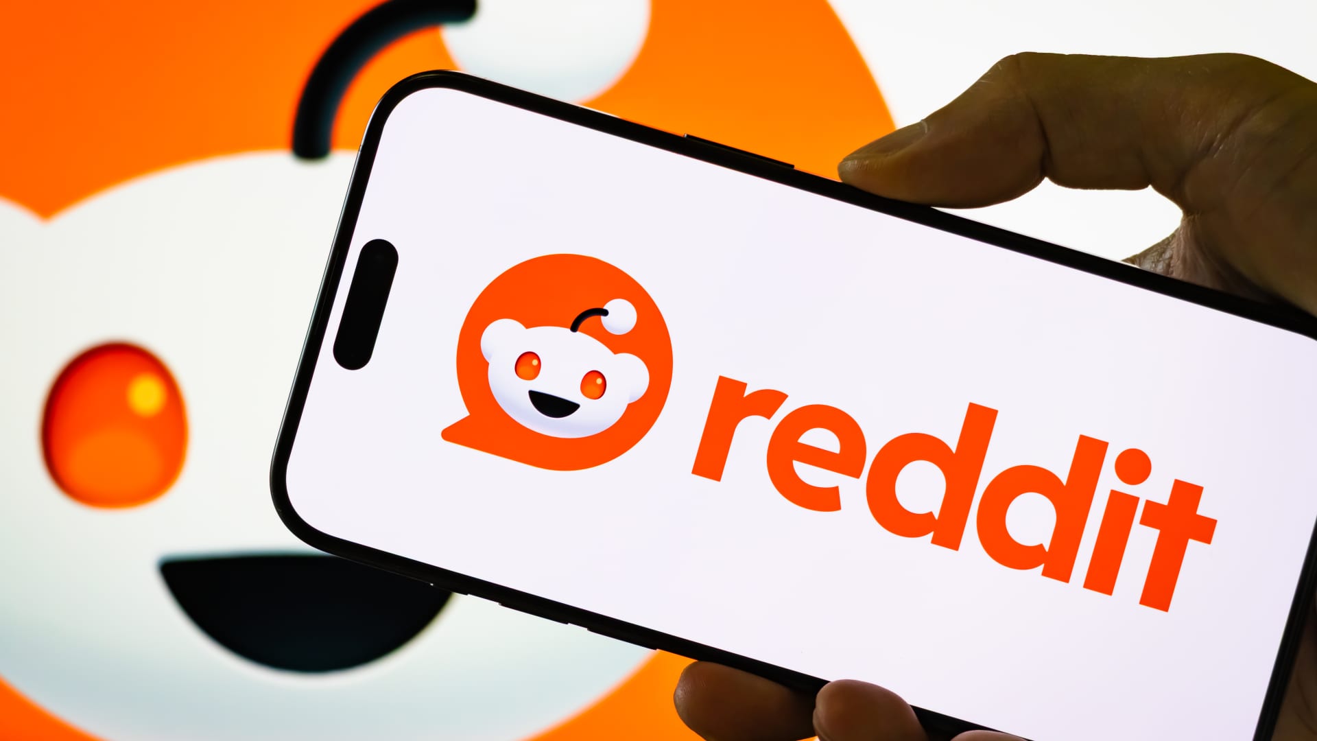 Reddit stock sinks on report it may not renew Google AI content deal