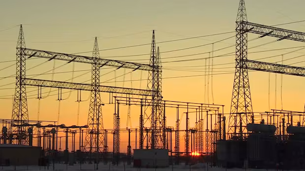 Vehicle collision knocks out power to thousands in southeast Winnipeg
