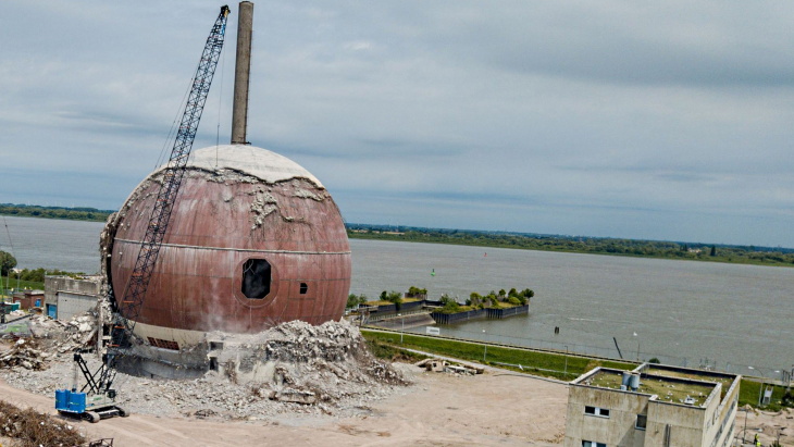 In pictures: Demolition of Stade reactor building progresses