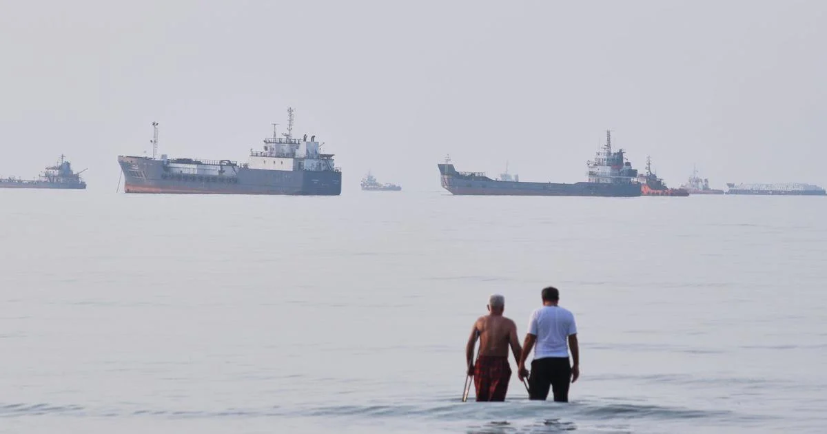 US pauses attacks on Iran for a second straight day and Tehran pauses, too
