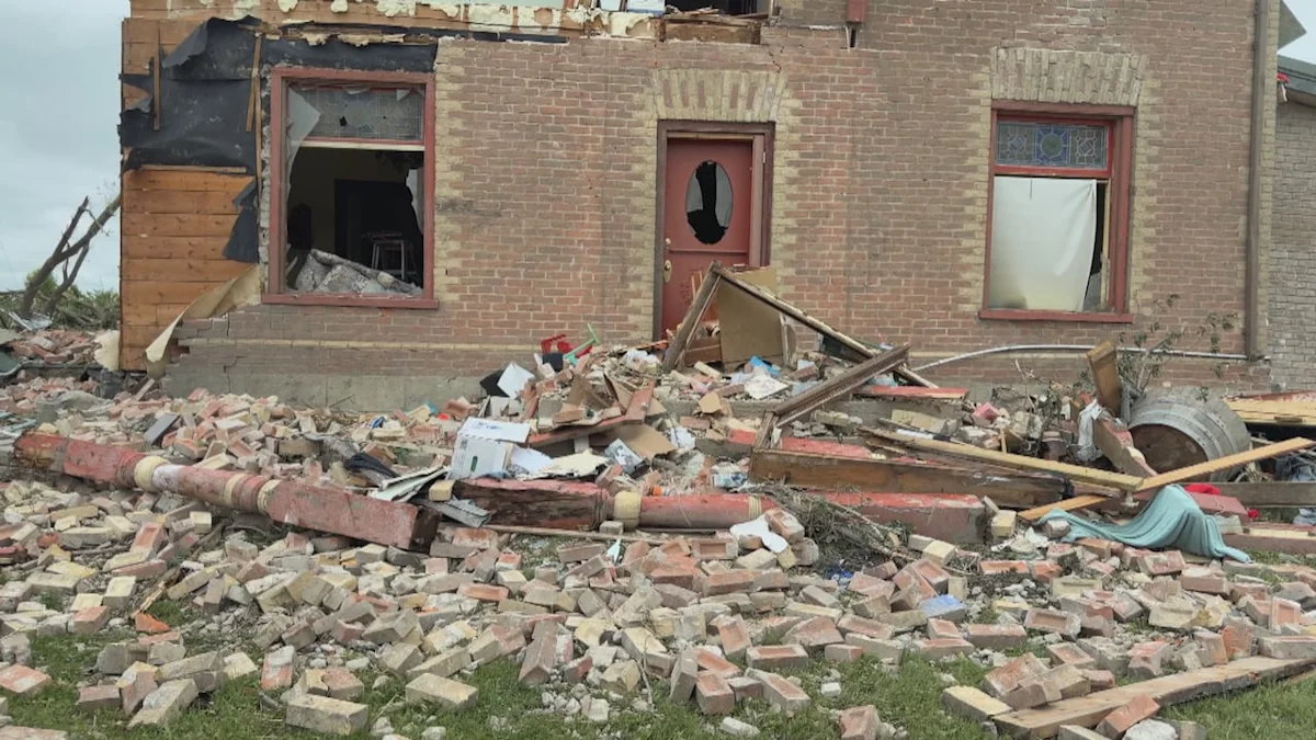 Retired Manitoba couple picking up the pieces after tornado