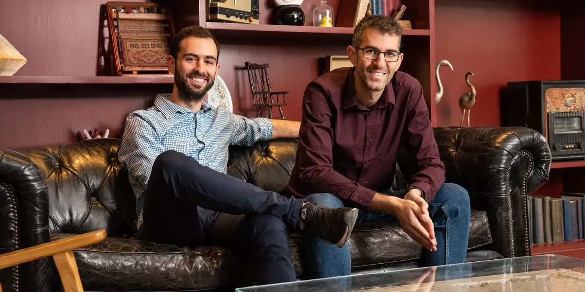 Founders who sold their startup to Cisco raise $34 million to kill IT tickets. Read their new AI startup's pitch deck.