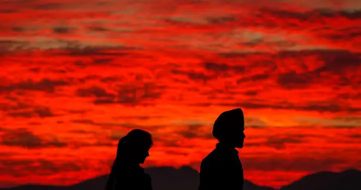 Super El Niño growing ‘faster than we’ve ever recorded’ as wildfires burn