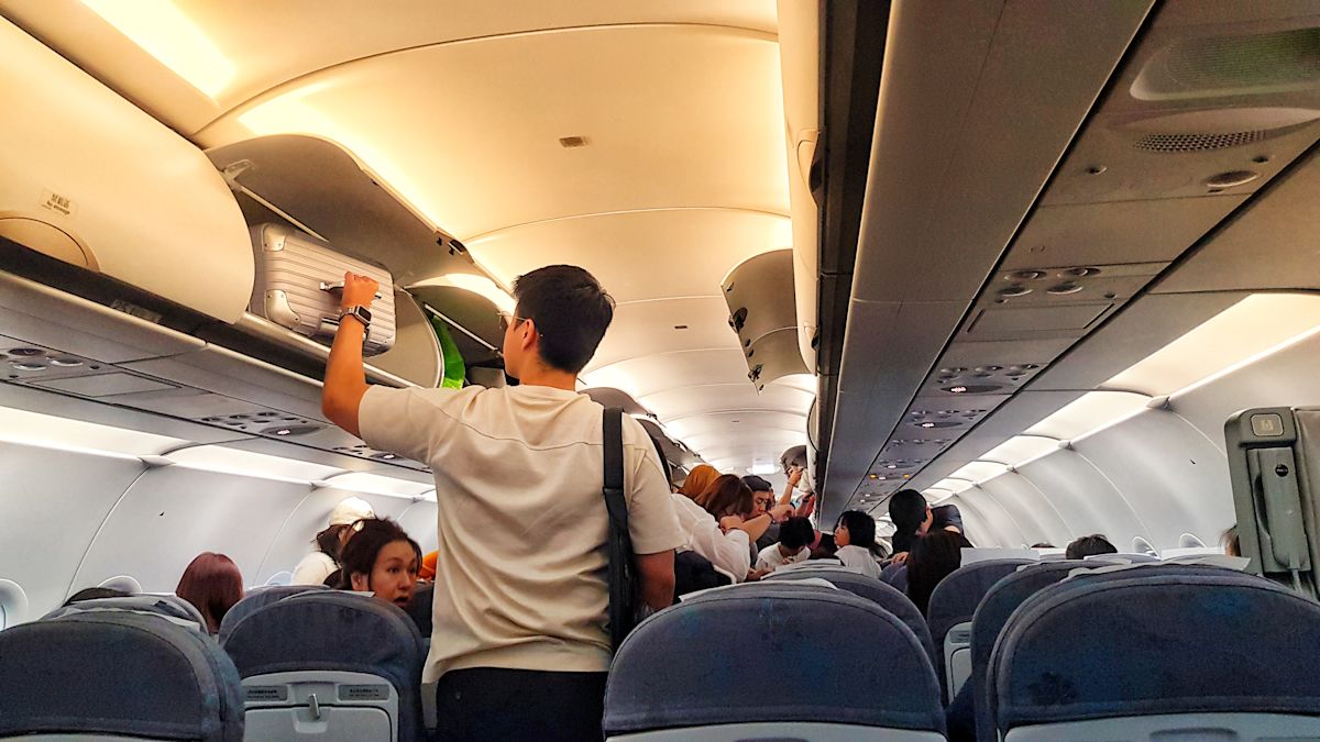 YAHOO POLL: Should airlines charge to use overhead lockers?