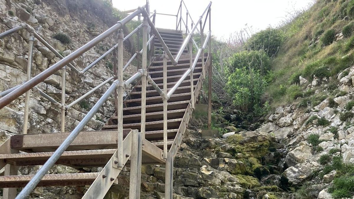 Beachgoers 'ignore warning' on unsafe cliff steps