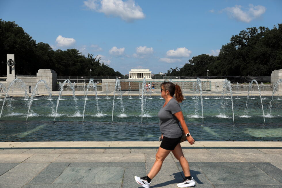World War II Memorial in Washington vandalized with bubbles and graffiti