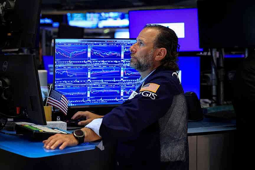 S&P 500, Nasdaq end down on tech stocks