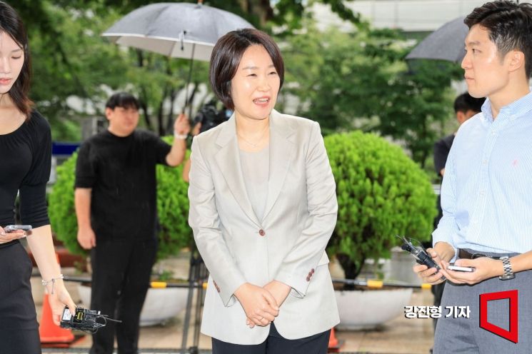 [Photo] Minister of SMEs and Startups Nominee Lee Soyoung Smiling Brightly
