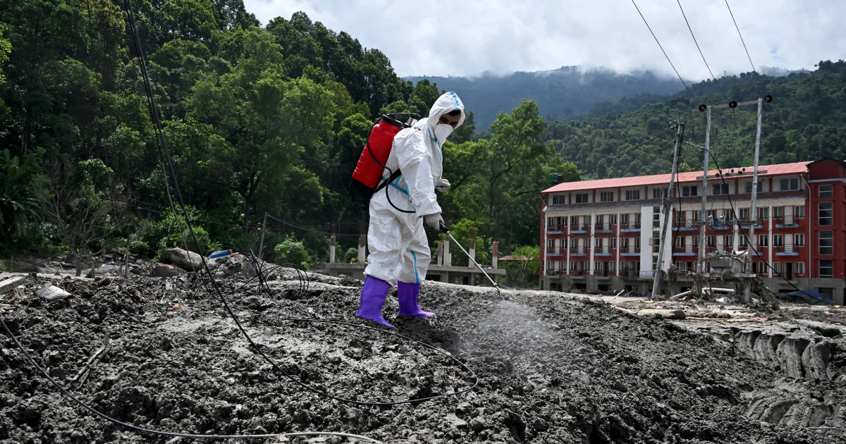 Smell of death hangs over rescue efforts in Nepal as deaths pass 1,000