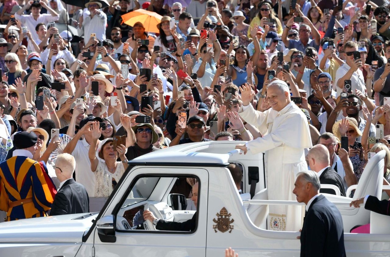 Pope at Audience: Church is called to serve humanity, unmask society's contradictions