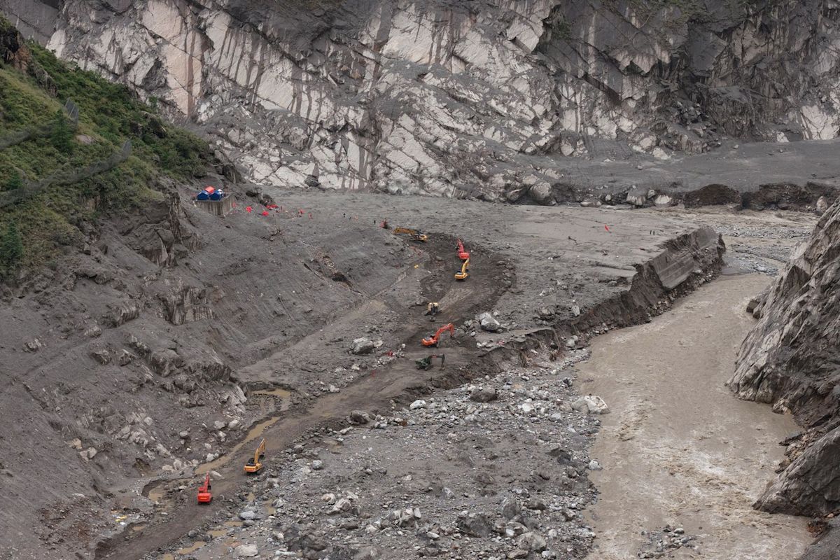 China exerts tight grip on information after floods
