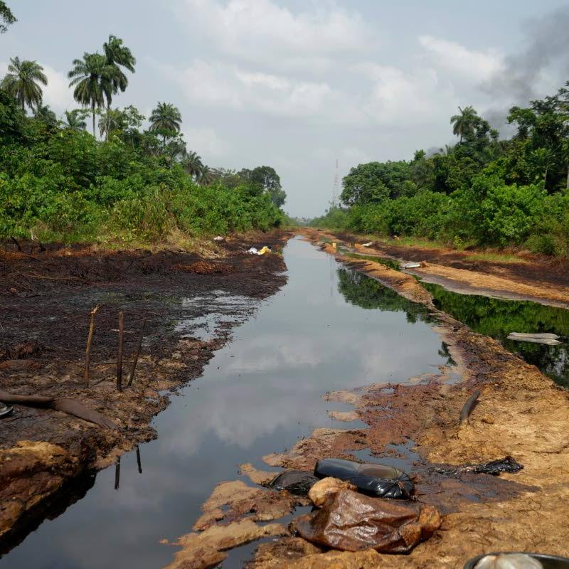 Dozens die in Nigeria oil theft attempt after inhaling toxic fumes