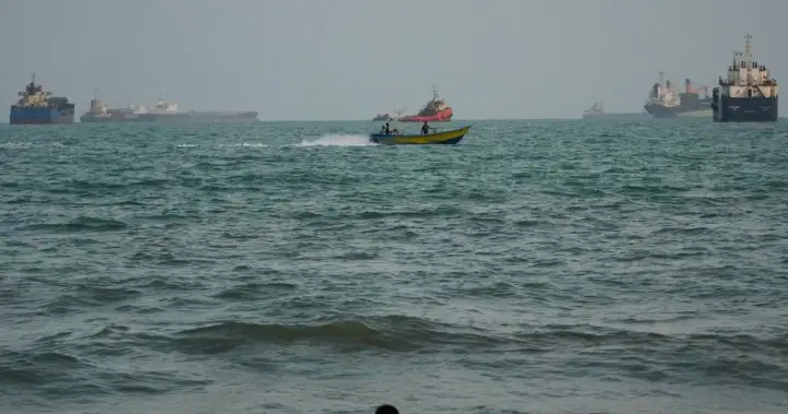 U.S. strikes 3 Iranian oil tankers after missiles target Navy ships