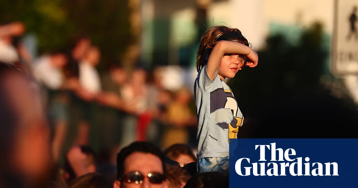 Brisbane swelters under hottest September day in years as east coast faces unseasonably warm weather