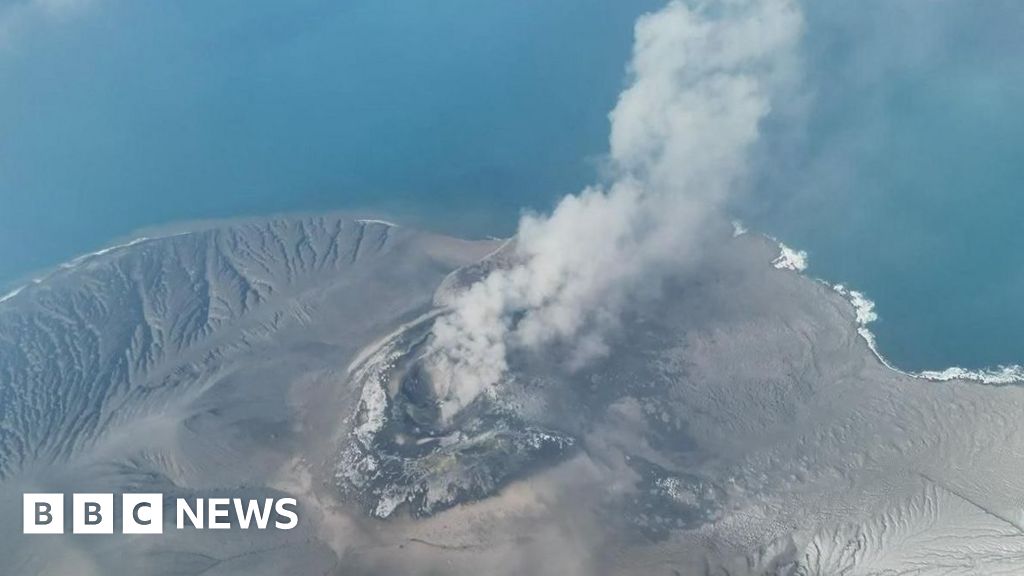 Anak Krakatau: Volcano eruption closes eight Indonesian airports