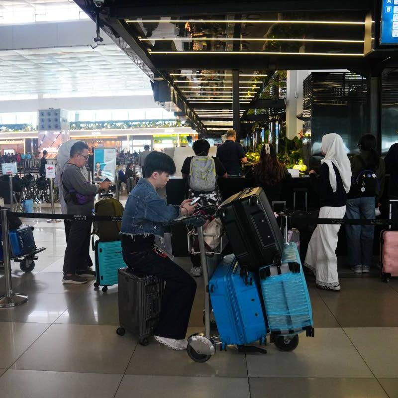 Flights cancelled as Anak Krakatau volcano erupts