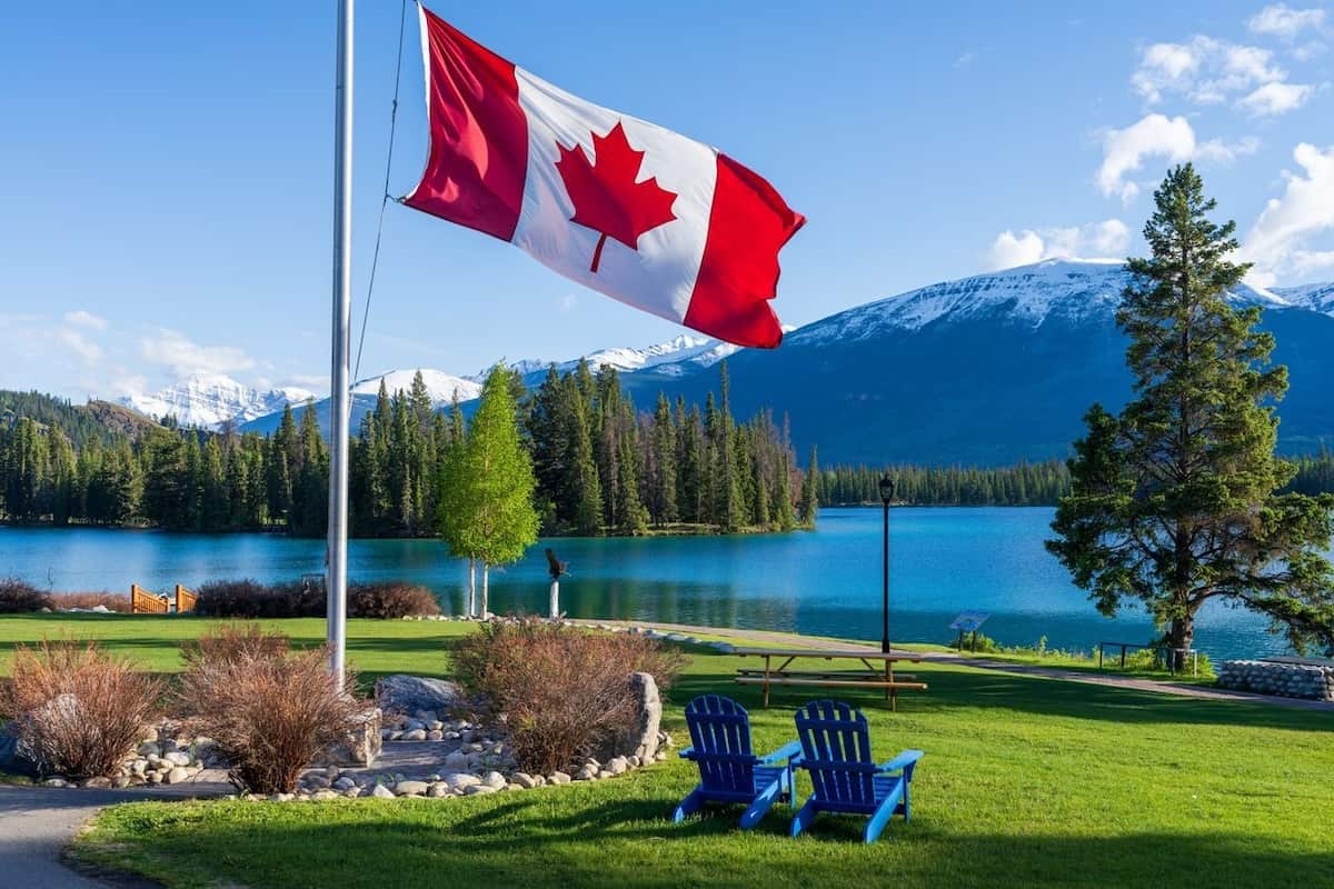 Canada invites 250 senior managers to apply for permanent residence